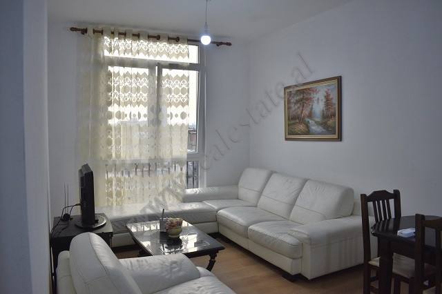 Apartament 2+1 me qira prane rruges Todi Shkurti ne zonen e Ish Tregut Elektrik ne Tirane.
Eshte e 